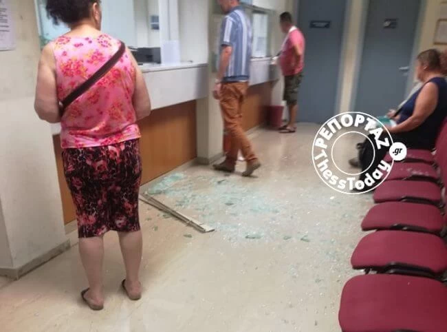 Πολίτης τα έκανε γυαλιά-καρφιά στο ΙΚΑ Τούμπας! (εικόνα)
